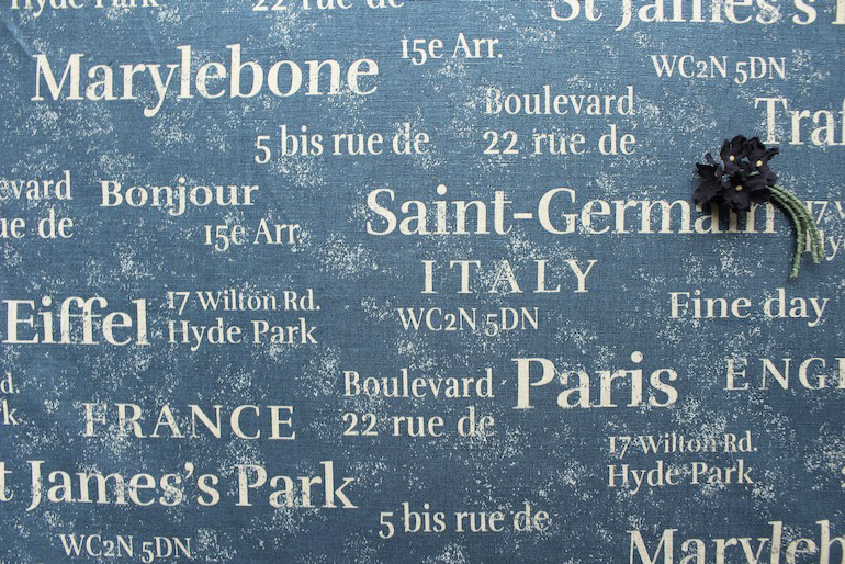 Jca綿麻ダブル巾英字柄ジェイムスパーク ブルー